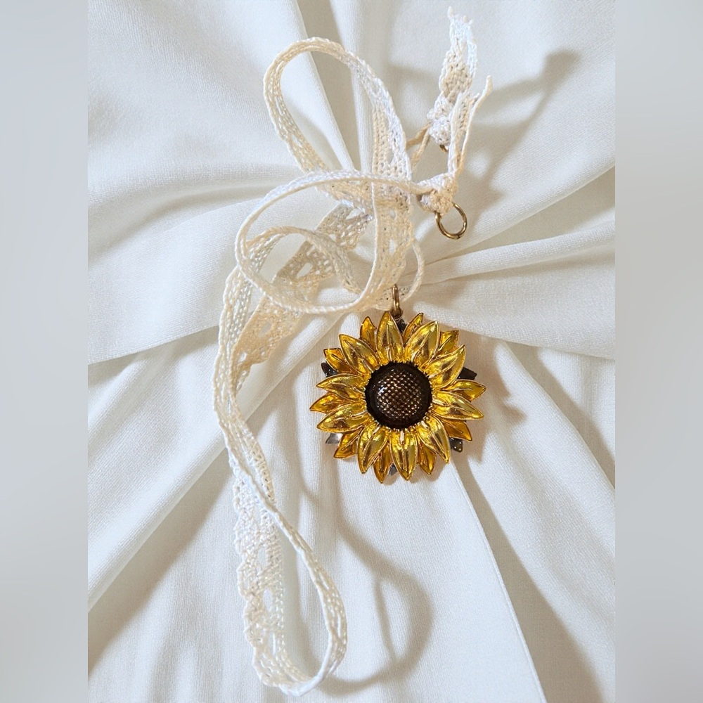 Sunflower Pendant Knit Ribbon Necklace and Earrings Set - Picture 16 of 17